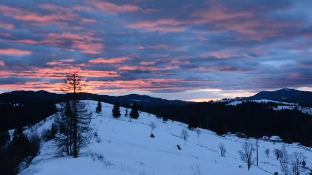 Das Bergige Ukrainische Dorf Eines Bewölkten Morgens Mit Herrlichen Sonnenstrahlen — Stockvideo