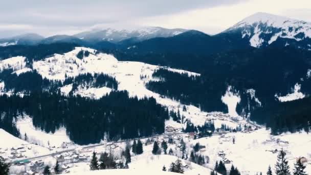 Paisagem Incrível Que Manhã Recriada Uma Montanha Coberta Neve Aldeia — Vídeo de Stock