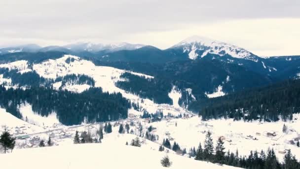 Paisagem Incrível Que Manhã Recriada Uma Montanha Coberta Neve Aldeia — Vídeo de Stock