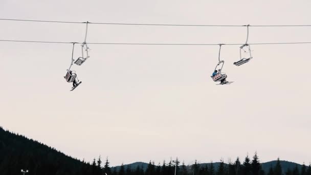 乌克兰西部山区的滑雪场 那里的滑雪缆车被吊起 — 图库视频影像