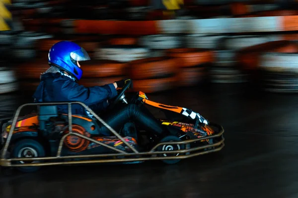 Competencia dinámica de karting a velocidad con movimiento borroso en un hipódromo equipado — Foto de Stock