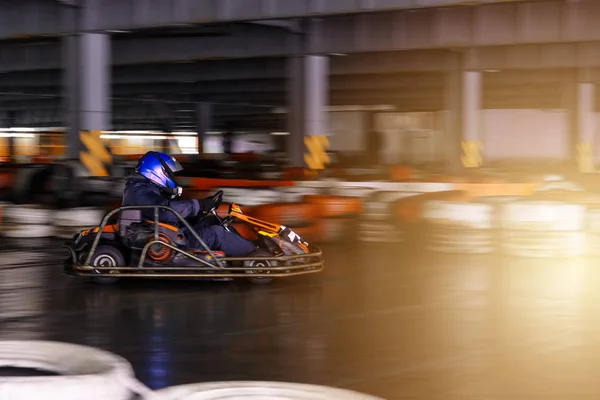 Competição de karting dinâmica em velocidade com movimento desfocado em uma pista de corrida equipada — Fotografia de Stock