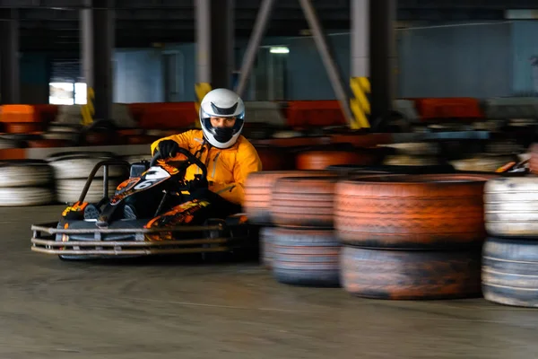 Competencia dinámica de karting a velocidad con movimiento borroso en un hipódromo equipado — Foto de Stock