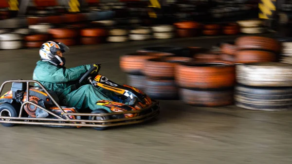 Dynamischer Kart-Wettbewerb in Geschwindigkeit mit verschwommener Bewegung auf einer ausgestatteten Rennbahn — Stockfoto