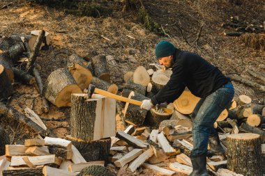 Güçlü bir adam için büyük ve sağlam çim Ağaç kesme evin arka bahçesinde kış yakacak odun hasat