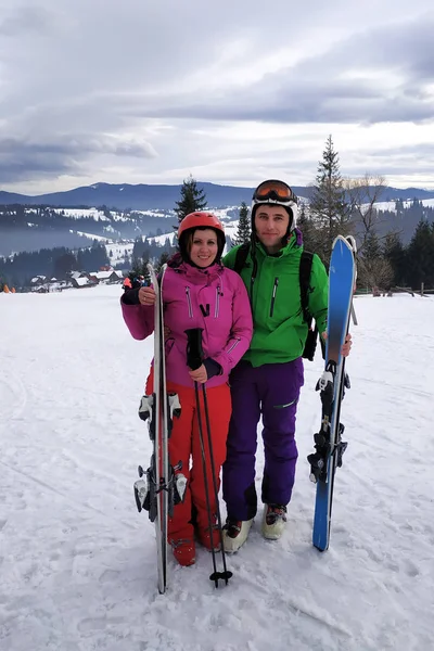 Porträt eines Liebhabers zweier Skifahrer in einem Outfit auf dem Gipfel der Karpaten — Stockfoto