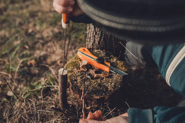 Una mujer corta un árbol joven con un cuchillo para la inoculación de la rama frutal —  Fotos de Stock