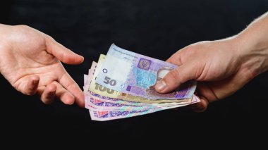 Müşteriden para alma, ekonomik maliyetler ve hizmetlerin ödenmesi.