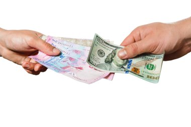 İnsanlar dolar için Grivnası döviz, sadece eller siyah bir arka plan üzerinde görülebilir.