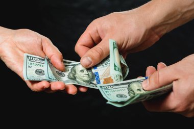 Hizmetlerin ödenmesi, rüşvet alınması, bilgi alışverişi, Dolar banknotları.