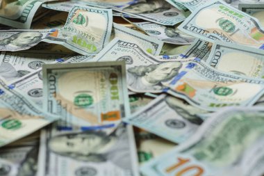 Dolar banknotları bir masa yakın çekim, dolar banknot bir doku üzerinde dizilmiş.