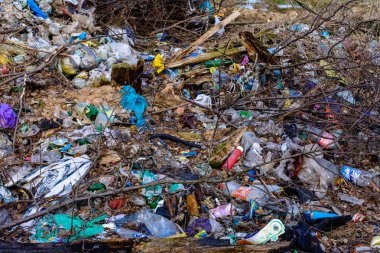 Modern uygarlık arkasında orman ve tarlaların ekolojisini kaplayan büyük dağlar ve çöp yığınları bırakır, toprağı ve suyu zehirler..