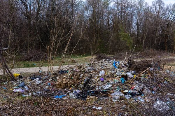 La civilisation moderne laisse derrière elle d'immenses montagnes et des tas d'ordures, qui couvrent l'écologie des forêts et des champs, empoisonnent la terre et l'eau . — Photo