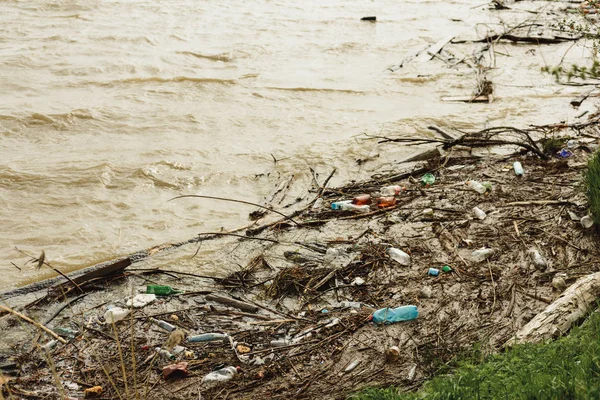 Nehirde plastik atık, kirlilik ve çevre