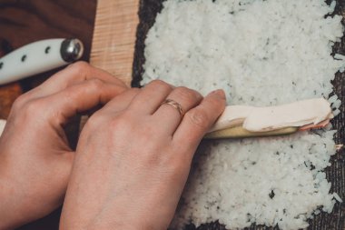 Suşi doğal malzemelerle yapmak profesyonel chef restoranda işlemidir