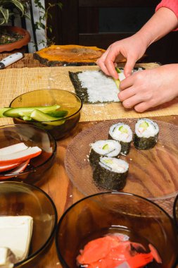 Suşi doğal malzemelerle yapmak profesyonel chef restoranda işlemidir