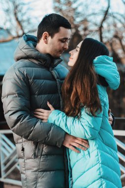 Genç bir çift St Valentine gününde şehrin City Park yürüyor.