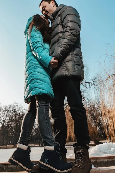 Una joven pareja camina en el parque de la ciudad en el día de San Valentín . —  Fotos de Stock