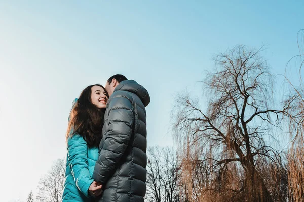 A young couple walks in the City Park of the city on the day of St. Valentine. — Stock Photo, Image