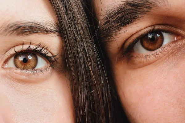 Primer plano retrato de medias caras hombre y mujer mirando a la cámara. — Foto de Stock