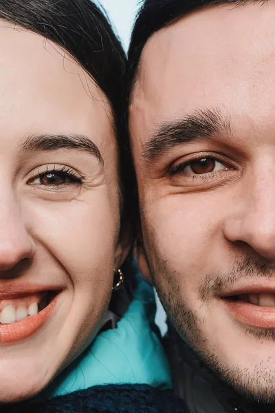 Close-up portret van half gezichten man en vrouw op zoek naar camera. — Stockfoto