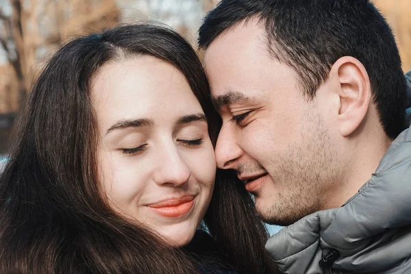 Pareja cariñosa besándose al aire libre al atardecer - Concepto sobre las personas, el amor y el estilo de vida —  Fotos de Stock