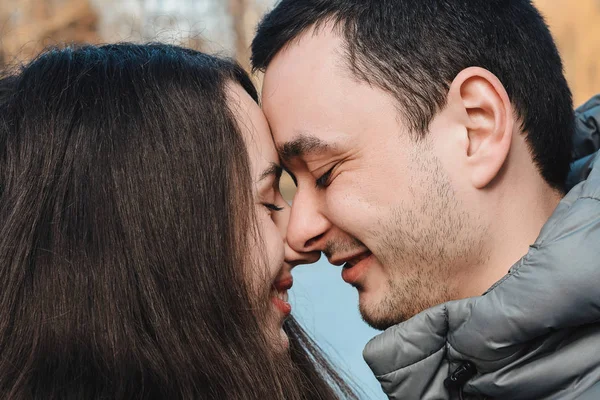 Liefdevolle bij zonsondergang - Concept over mensen, liefde en levensstijl met paar kussen outdoor — Stockfoto
