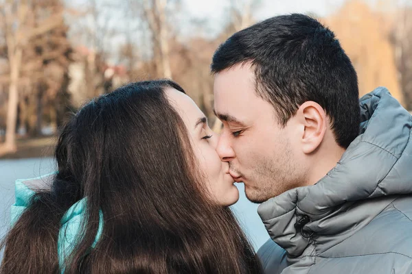 Pareja cariñosa besándose al aire libre al atardecer - Concepto sobre las personas, el amor y el estilo de vida —  Fotos de Stock
