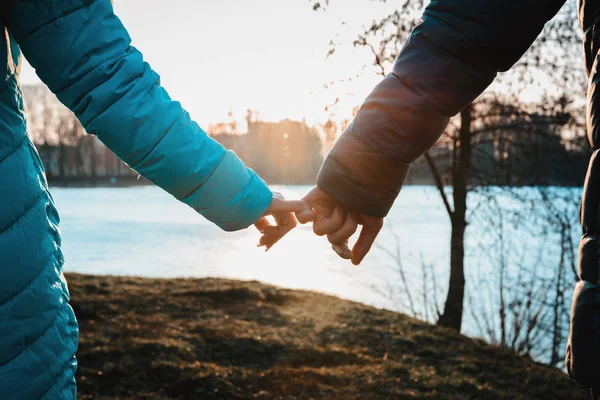 Een ontmoeting van geliefden op de dag van valentijnskaarten in het stadspark in de avond. — Stockfoto