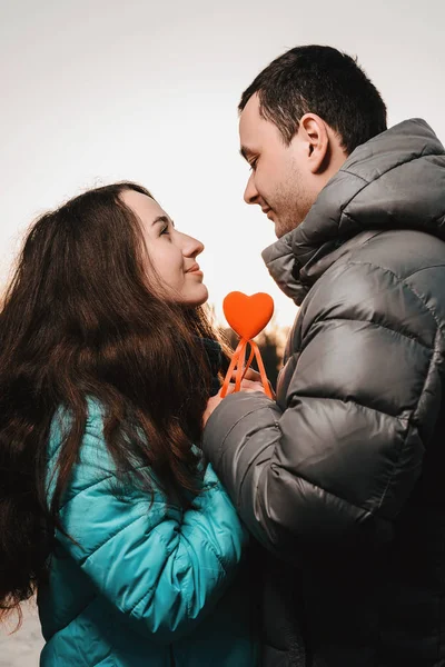 Een ontmoeting van geliefden op de dag van valentijnskaarten in het stadspark in de avond. — Stockfoto