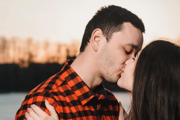 Szerető pár csókolózás szabadtéri naplementekor - koncepció, az emberek, a szeretet és az életmód — Stock Fotó