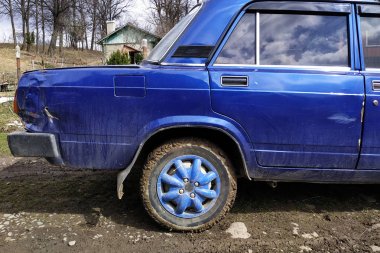 Ezik çizikler ve vücut parçası kusurları ile bir kaza dan sonra Rus üretim otomobili
