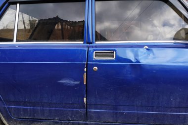 Ezik çizikler ve vücut parçası kusurları ile bir kaza dan sonra Rus üretim otomobili