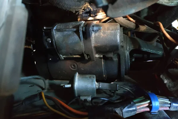 一辆老俄罗斯汽车的启动器在恶劣的技术条件下，需要修理 — 图库照片