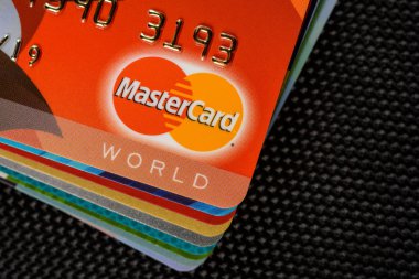 Lviv, Ukrayna - 26 Nisan 2019 : Karanlık bir arka plan üzerine yerleştirilen mastercard kredi kartlarının yakın çekim