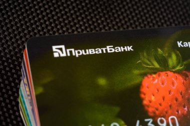 Lviv, Ukrayna - 26 Nisan 2019 : Ukrayna bankasının Privatbank adlı renkli kredi kartları yığını