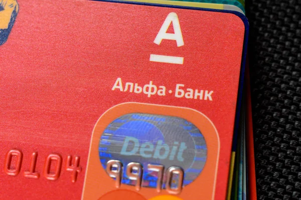 Lviv, Ukrayna - 26 Nisan 2019 : Ukrayna bankasının Alfabank adlı renkli kredi kartları yığını