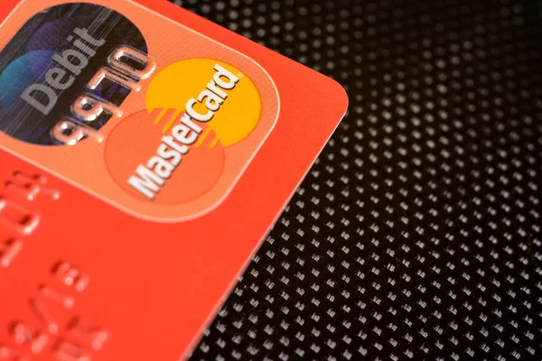 Львів, Україна-26 квітня 2019: Крупний план кредитних карток MasterCard, розміщених на темному фоні — стокове фото