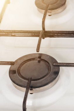 Gaz sobasının siyah yorganlı beyaz yüzeyi, yakın plan..