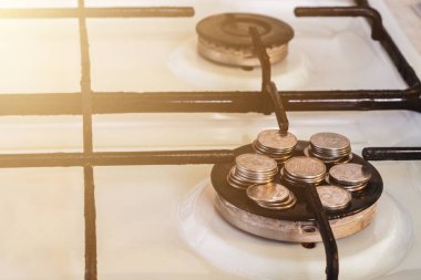 Sikkeler dağınık ve bir gaz sobası üzerinde bir piramit üzerine serilir, gaz yanar.