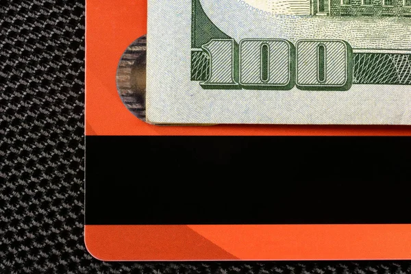 Кредитна картка зворотна сторона з чорною стрічкою, сто доларів на чорному фоні крупним планом . — стокове фото