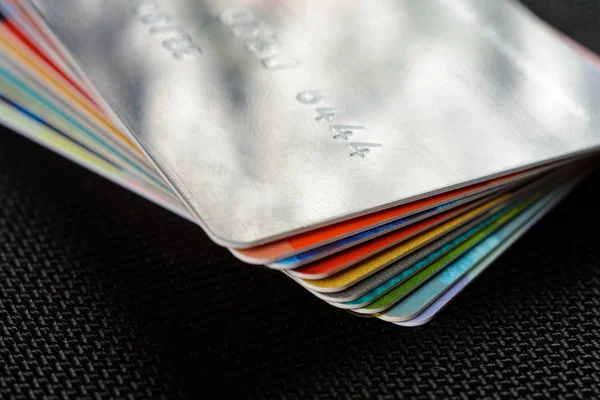 Кредитні картки відображаються вентилятором на чорному фоні . — стокове фото