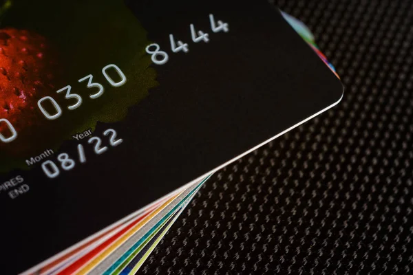 Las tarjetas de crédito son mostradas por un ventilador sobre un fondo negro . —  Fotos de Stock