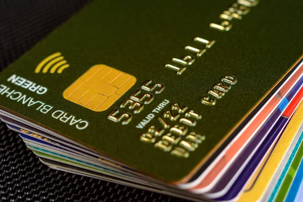 Крупним планом кредитна картка, де чіп чітко видно на чорному тлі . — стокове фото