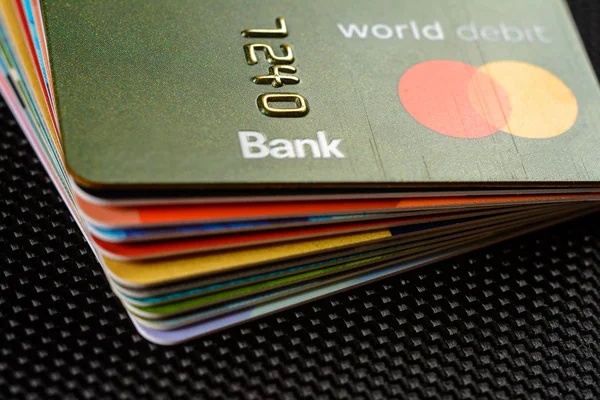 Tarjeta de crédito de primer plano donde el chip es claramente visible sobre un fondo negro . —  Fotos de Stock