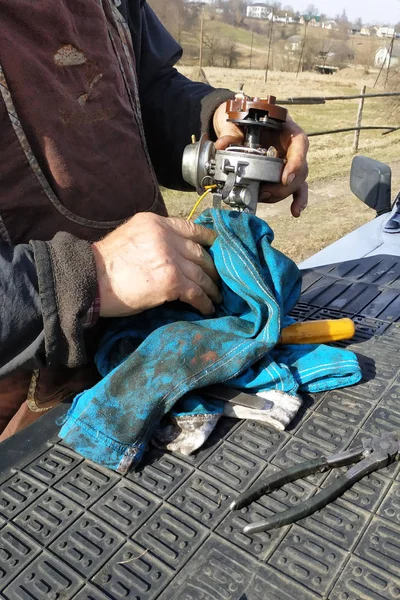 El mecánico del automóvil realiza la reparación del distribuidor de la inflamación del viejo coche de la marca VAZ . —  Fotos de Stock