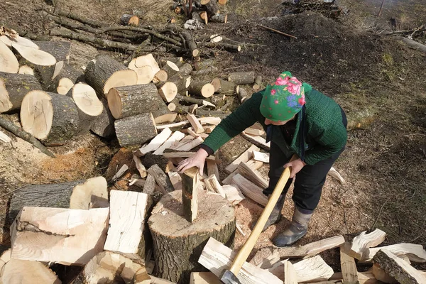 Жінка в дорослому з сокирою дрова на зиму . — стокове фото
