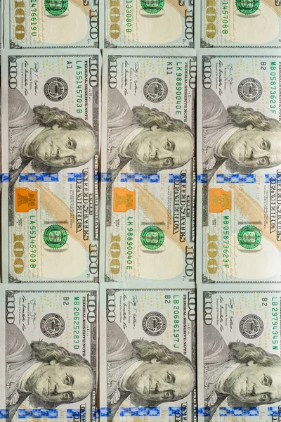 Американские доллары выстраиваются в ряд, нота стоит сто долларов, текстура . — стоковое фото