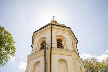 Gökyüzü arka planda kilise çan kulesi, güneşin arka planda.