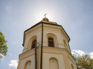 Gökyüzü arka planda kilise çan kulesi, güneşin arka planda.